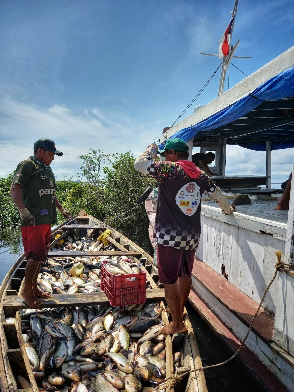 homens ribeirinhos pescando no Rio Negro